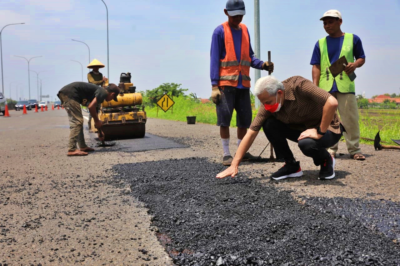 Ganjar saat sidak jalan tol di wilayah Jawa tengah yang berlubang