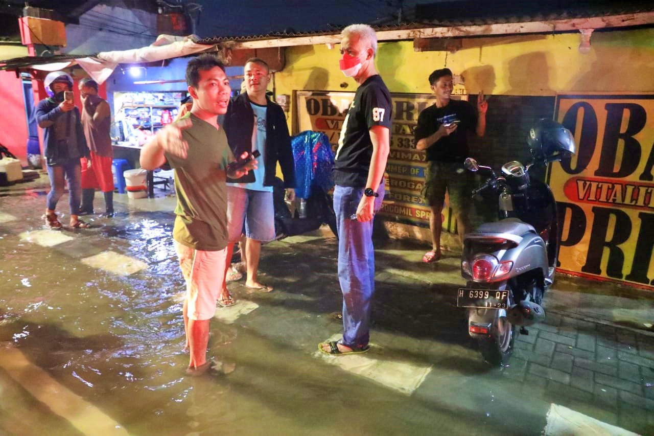 Ganjar saat tinjau banjir di Semarang waktu malam pergantian tahun