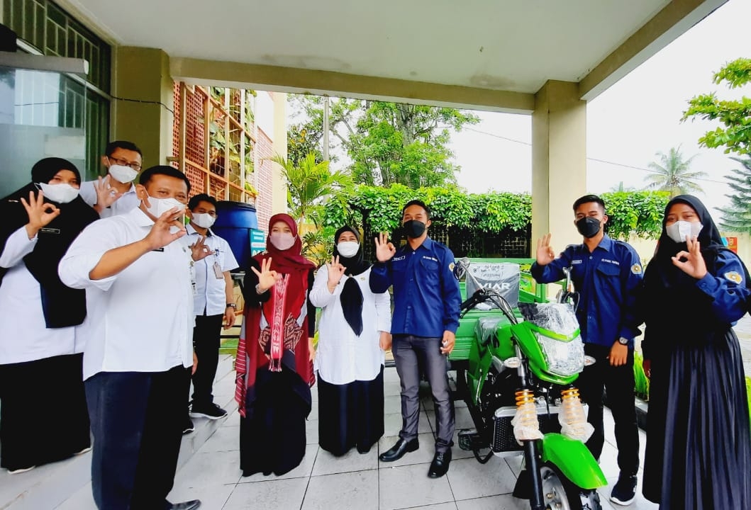 Ketua Tim Penggerak PKK Kabupaten Magelang, Christanti Handayani Zaenal Arifin saat menyerahkan kendaraan operasional pinjam pakai roda tiga kepada 8 pengelola bank sampah di Kabupaten Magelang.
