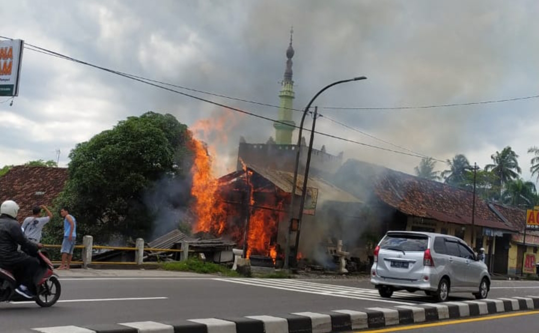 Kebakaran tempat usaha di Salam Magelang