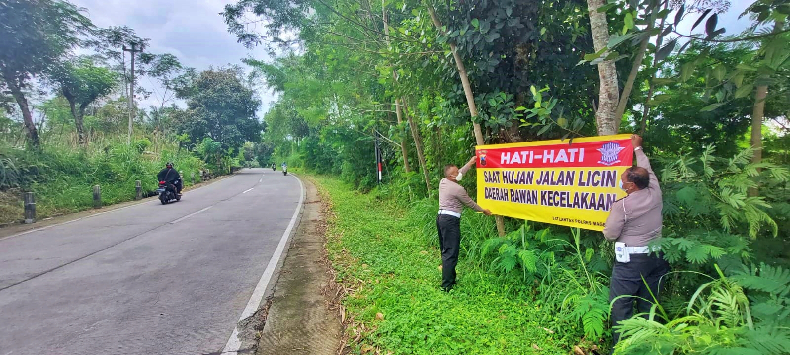 Jajaran Satlantas Polres Magelang memasang himbauan di jalur Pakis