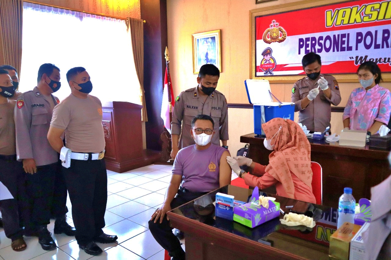 Kapolres Magelang saat menerima suntuk vaksin booster atau dosis ketiga