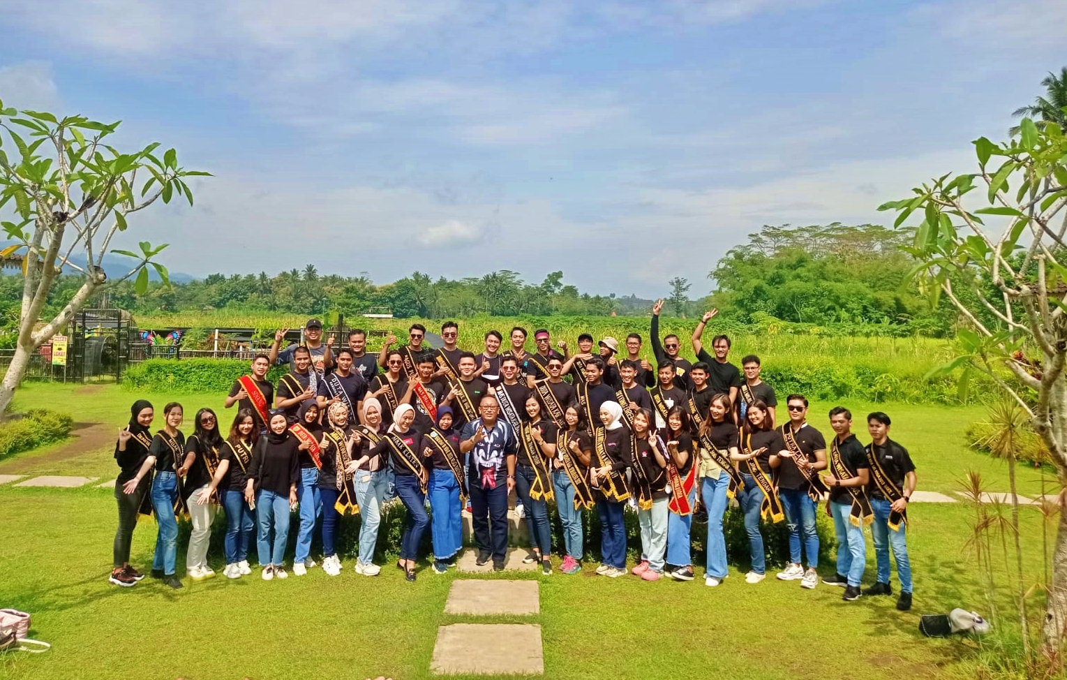 Kepala Disporapar Jateng Sinoeng foto bersama Duta Wisata di Balkondes Wanurejo Borobudur