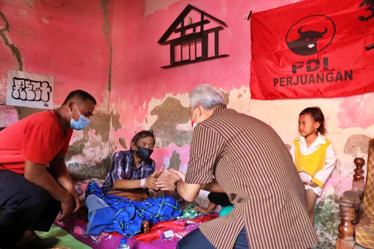 Mbah Atmo bangkit dari tidurnya saat disambangi Ganjar Pranowo di rumahnya