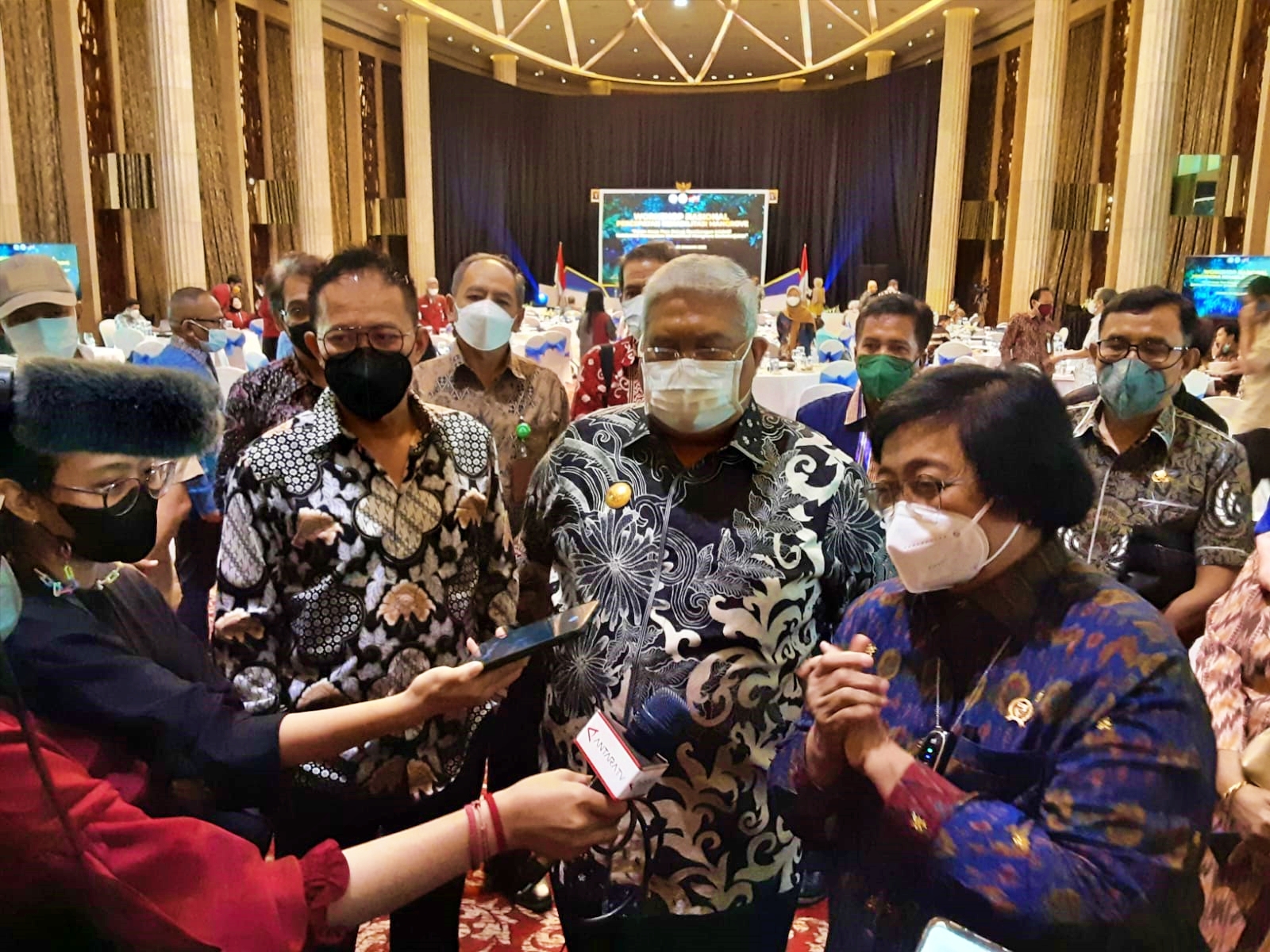 Menteri Lingkungan Hidup dan Kehutanan (LHK) Siti Nurbaya Bakar saat diwawancarai soal Mangrove