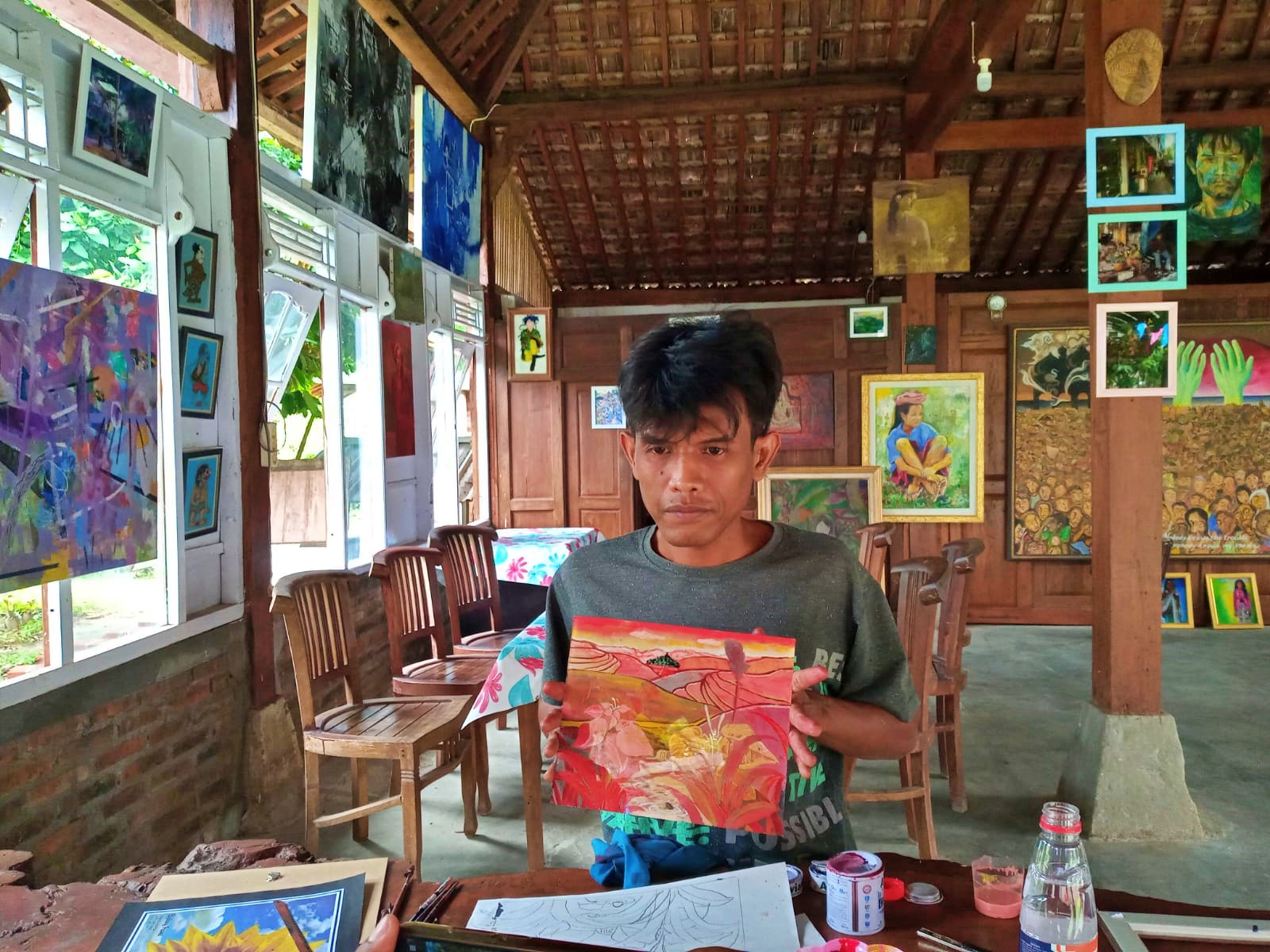 Nugroho seorang pelukis kaca di Borobudur saat menunjukan karyanya
