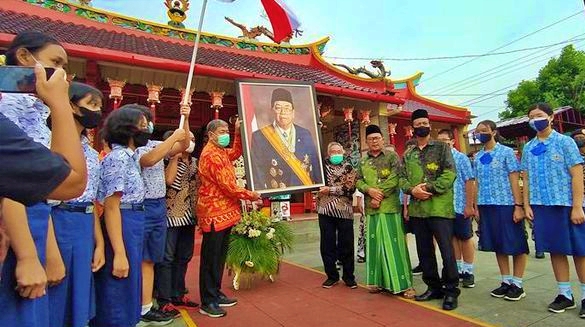 Penyerahan foto Gusdur dari MWC NU Kecamatan Muntilan untuk Kelenteng Hok An Kiong_foto Detik