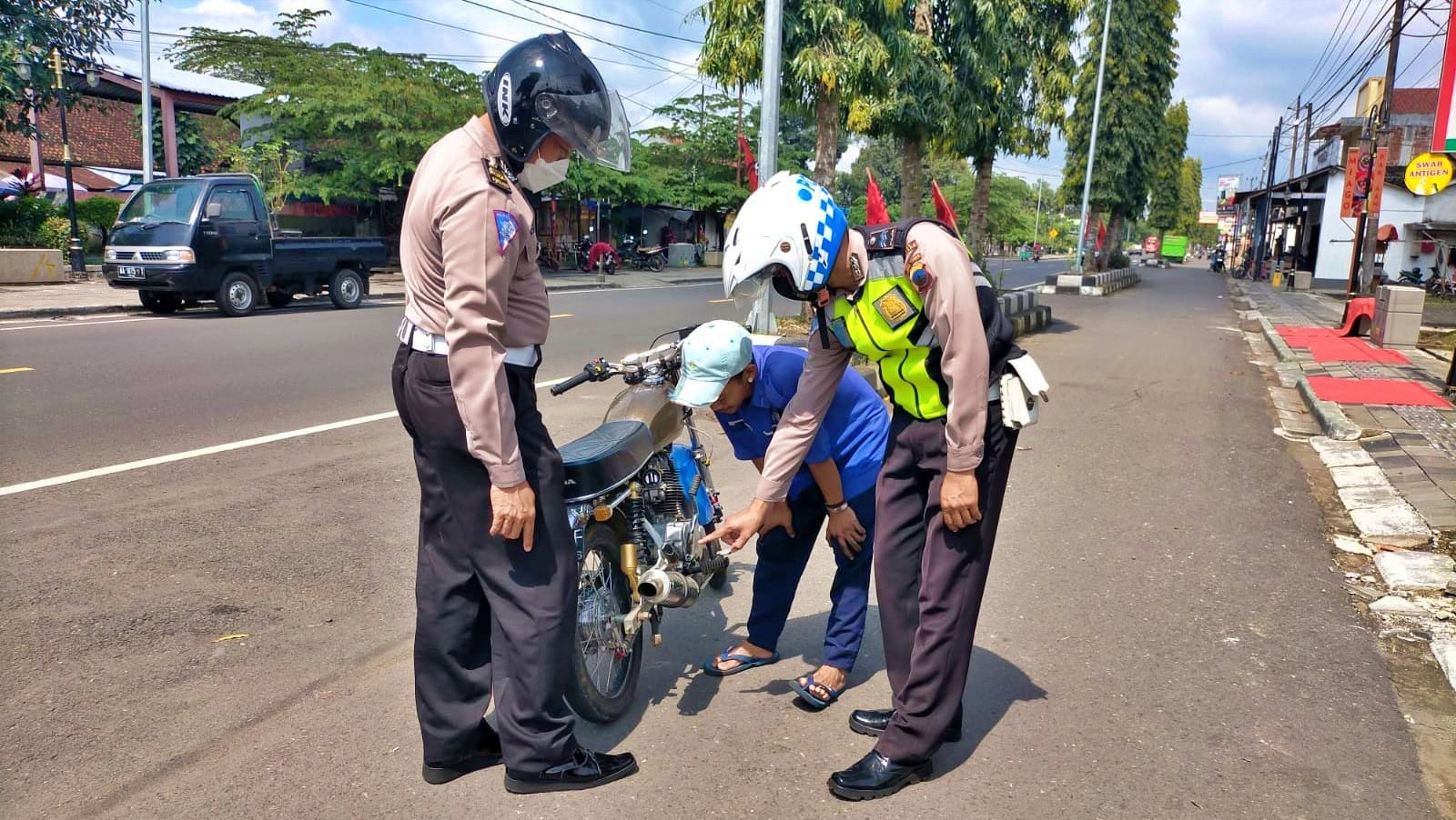 Petugas Satlantas Polres Magelang saat menindak pengguna kendaraan dengan knalpot jambrong atau tidak standar
