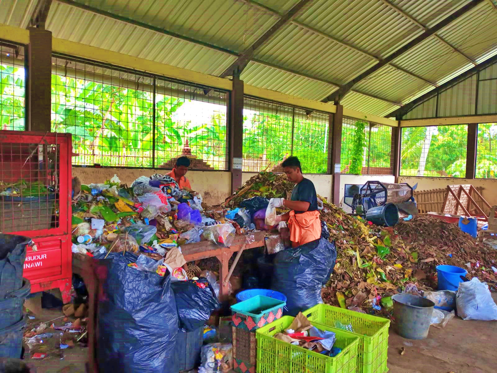Petugas TPS 3 R Desa Borobudur saat memilah sampah sebelum didaur ulang