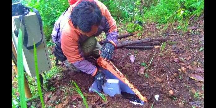 Petugas saat mengecek alat pembantu seismik Gunung Sumbing