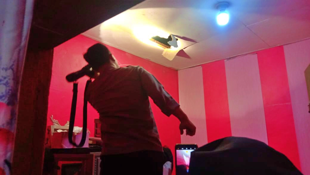 Polisi saat olah lokasi kejadian pencurian di sebuah rumah di Perumahan Mertoyudan