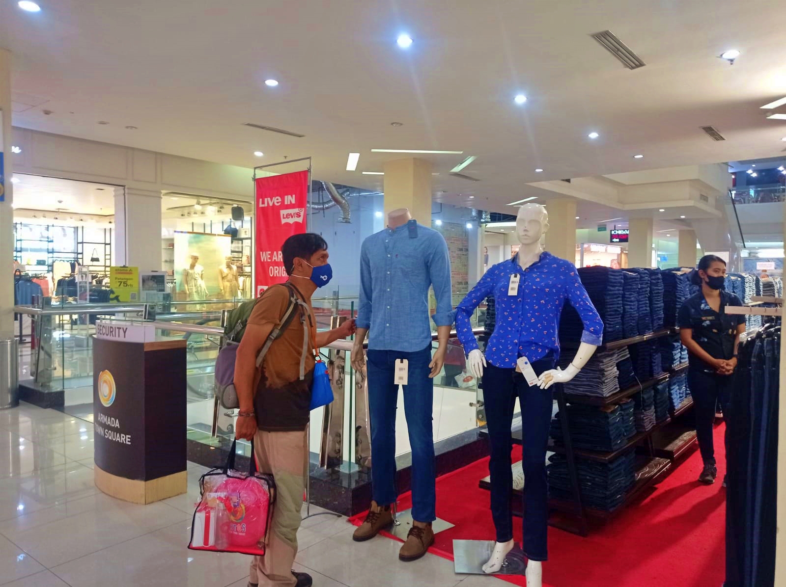 Salah satu pengunjung Artos Mall saat belanja untuk mendapatkan point hadiah