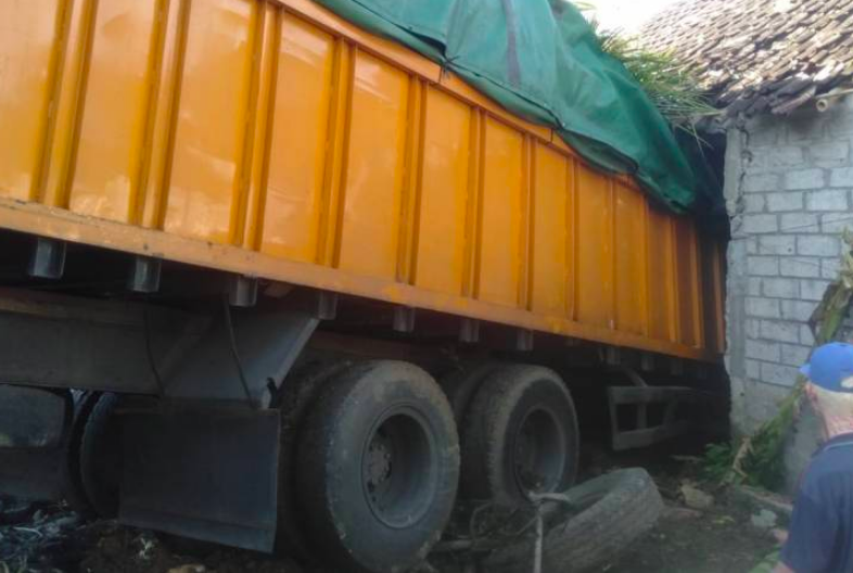 GAGAL NIKUNG: Truk tronton muatan penuh pupuk menghantam rumah penduduk di Jogja. (foto: ist)