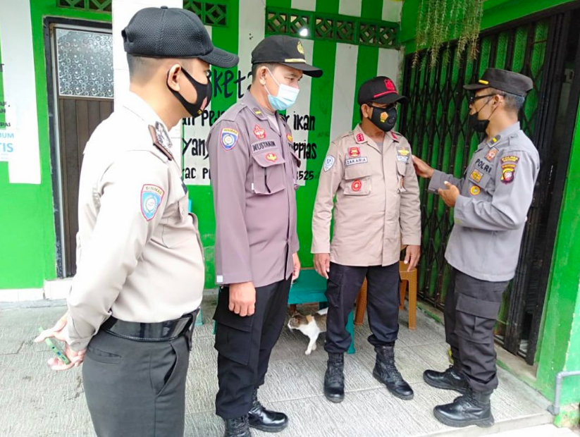 BEDA: Seragam yang dikenakan satpam sepintas mirip yang digunakan polisi. (foto: ist)