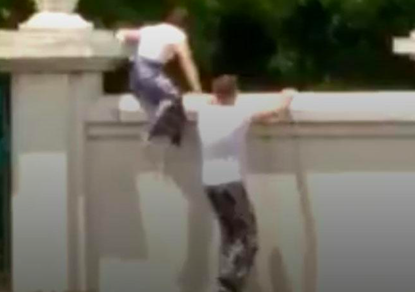 Sepasang bule kere memanjat pagar Candi Prambanan sebelum akhirnya diamankan sekuriti. (gambar: tangkapan layar)