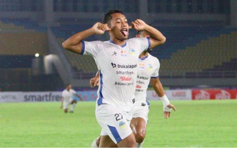 SELEBRASI: Pemain PSIM Jogjakarta Sugeng Efendi usai menjebol gawang lawan di Liga 2 2021. (foto: ist)