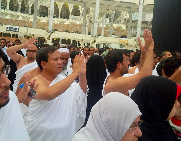 Prabowo Subianto saat berada di tanah suci. (foto: ist)