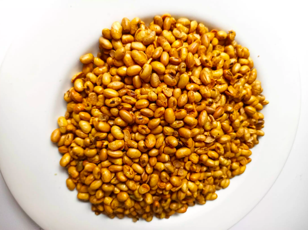 KEMRIUK: Kacang kedelai goreng. (gambar: ist)