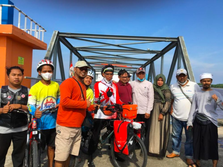 OTW: Muhammad Fauzan saat foto bersama ketika berada di Kota Kuala Tungkal, Jambi. (foto: ist)