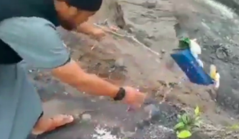 LEMPAR: Pria yang membuang sesajen berinisial HF. (gambar: ist)