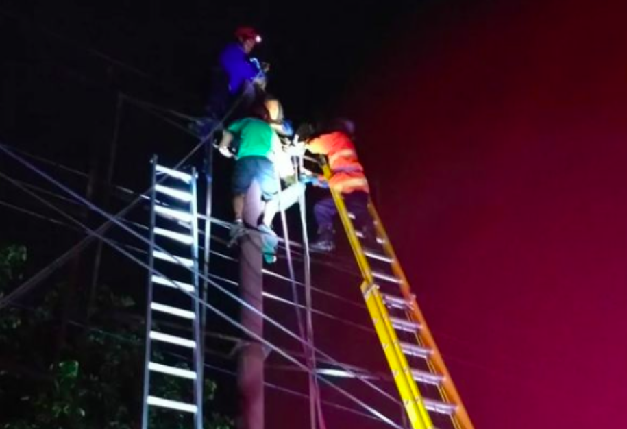 KESETRUM: Tim SAR gabungan mengevakuasi tubuh Agus dari ketinggian baliho 7 meter di Magelang. (sumber: ist)
