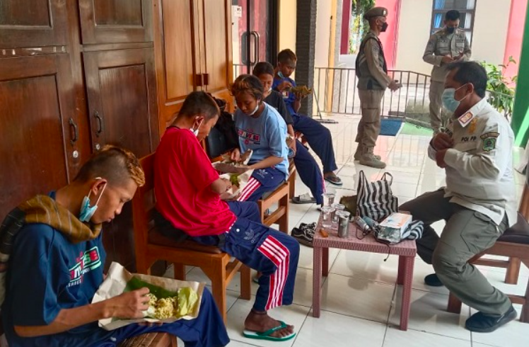 MAKAN DULU: 5 anak jalanan digaruk Satpol PP Trenggalek mendapat pembinaan. (foto: ist)