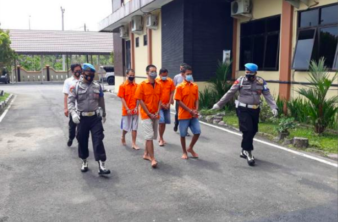 Empat pengeroyok digelandang polisi. (gambar: ilustrasi)