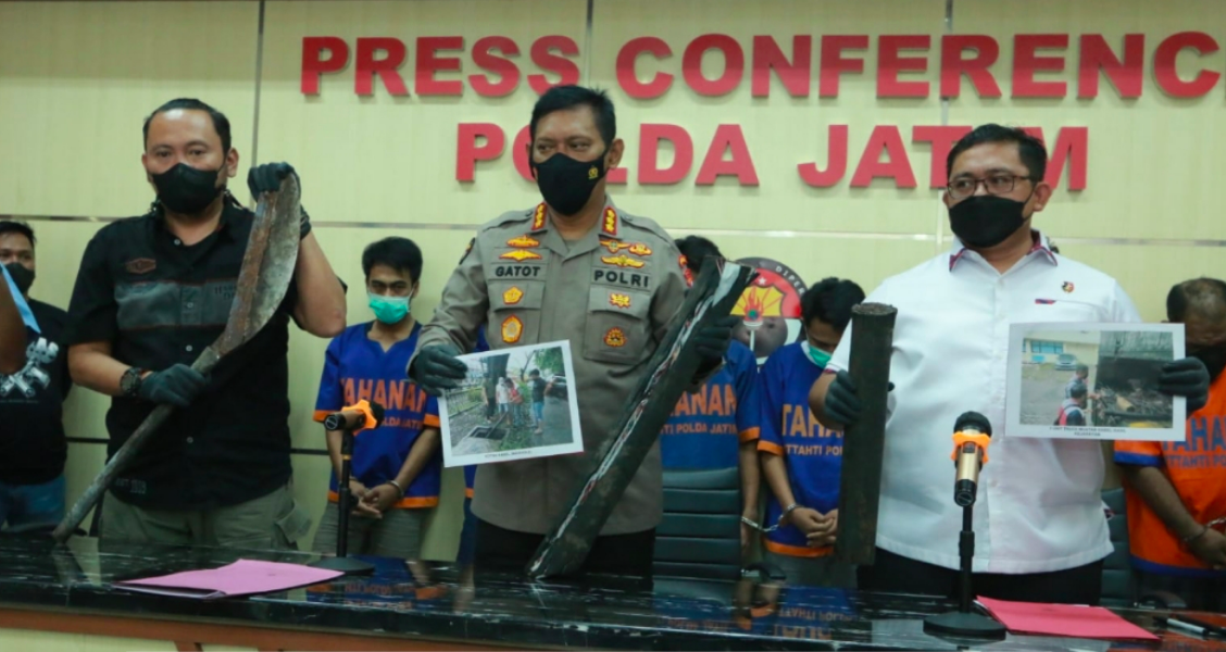 TEGAS: Wadir Reskrimum Polda Jatim AKBP Ronald Purba (kemeja putih) saat gelar kasus di Mapola Jatim. (foto: ist)