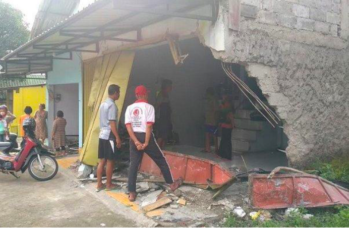 BOLONG: rumah milik Serka Santoso hancur diseruduk mobil. (foto: ist)