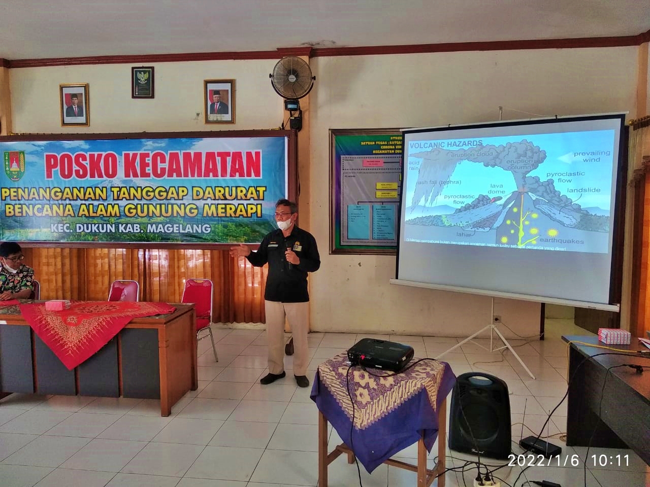 Subandriyo saat memaparkan kondisi merapi terkini di aula Kecamatan Dukun Kabupaten Magelang