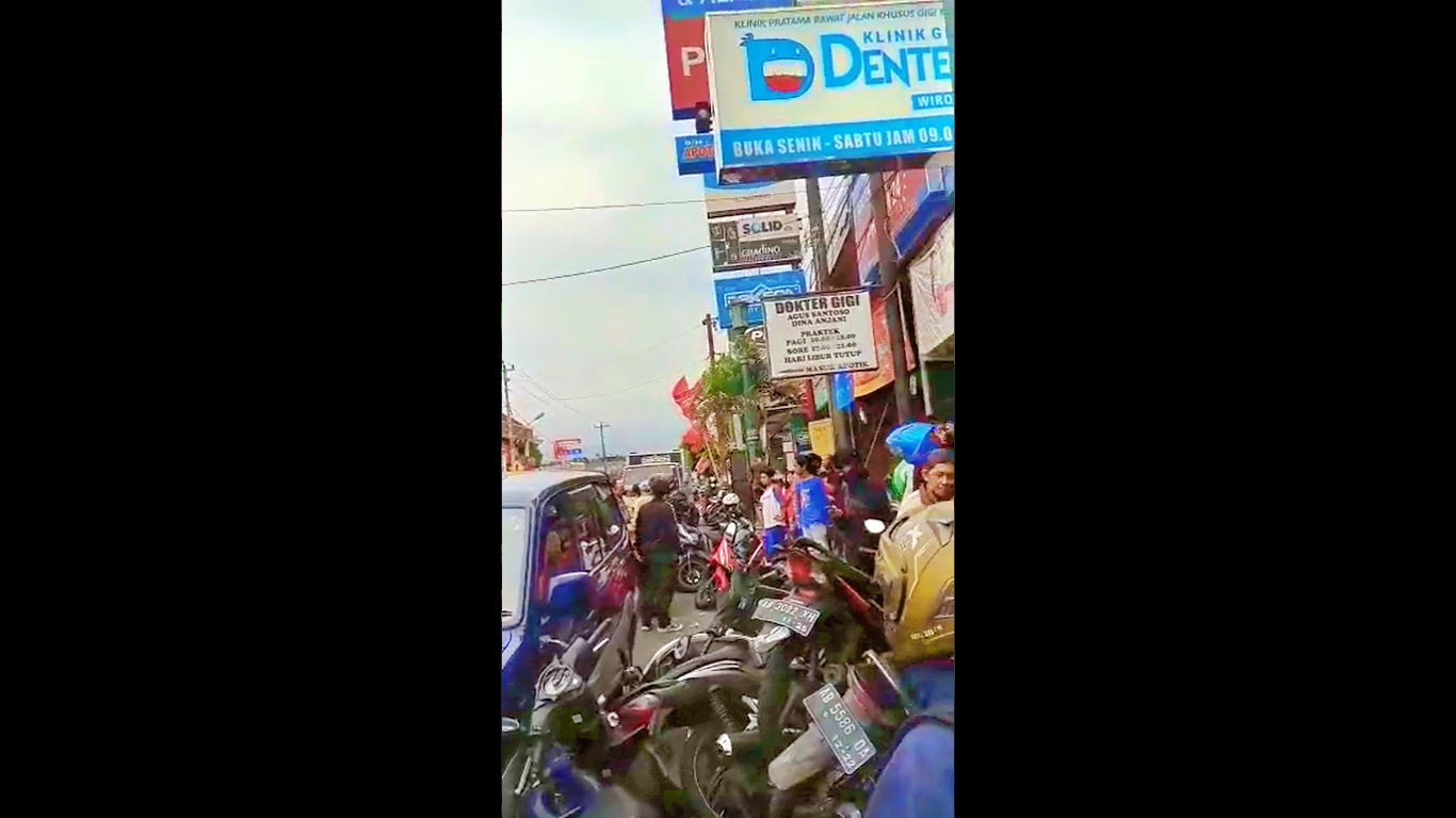Tangkapan layar video mobil kijang tabrak 9 sepeda motor di Jogja