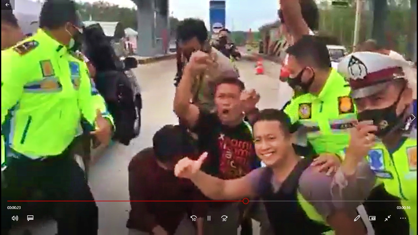 Tangkapan layar video petugas polisi berhasil gagalkan penyelundupan sabu-sabu seberat 15 kilogram