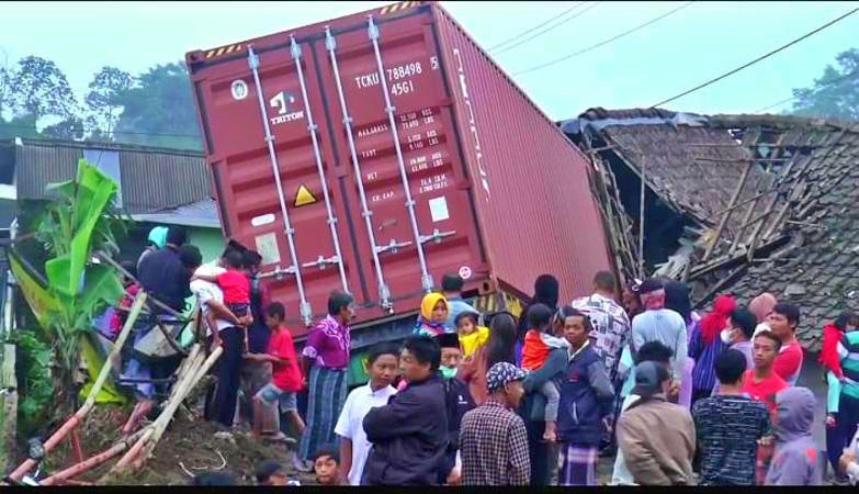 Truk kontainer tabrak bangunan di Temanggung