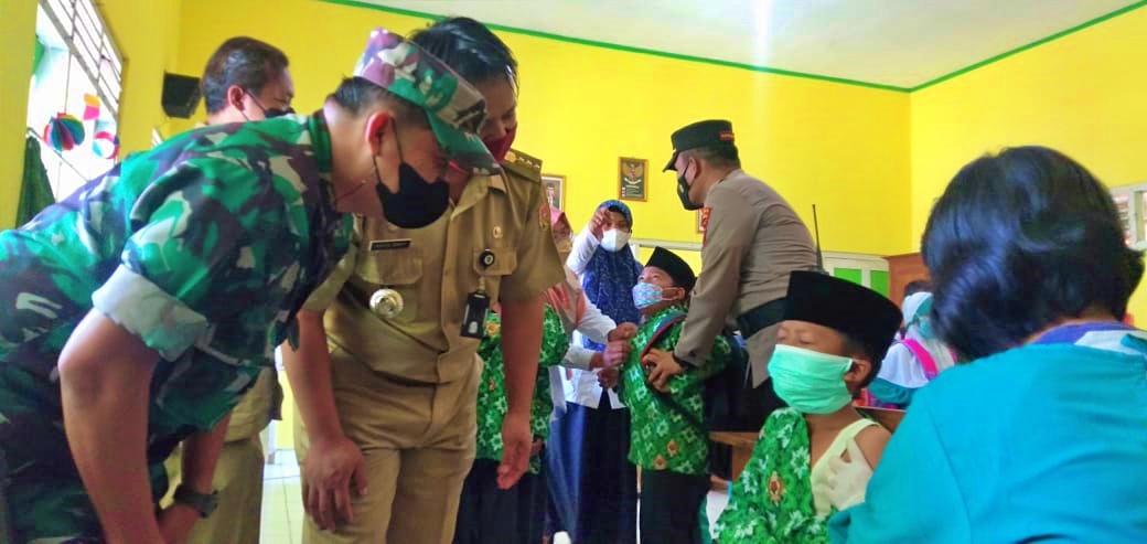 Vaksinasi anak usia 6 sampai 11 tahun di Secang Magelang