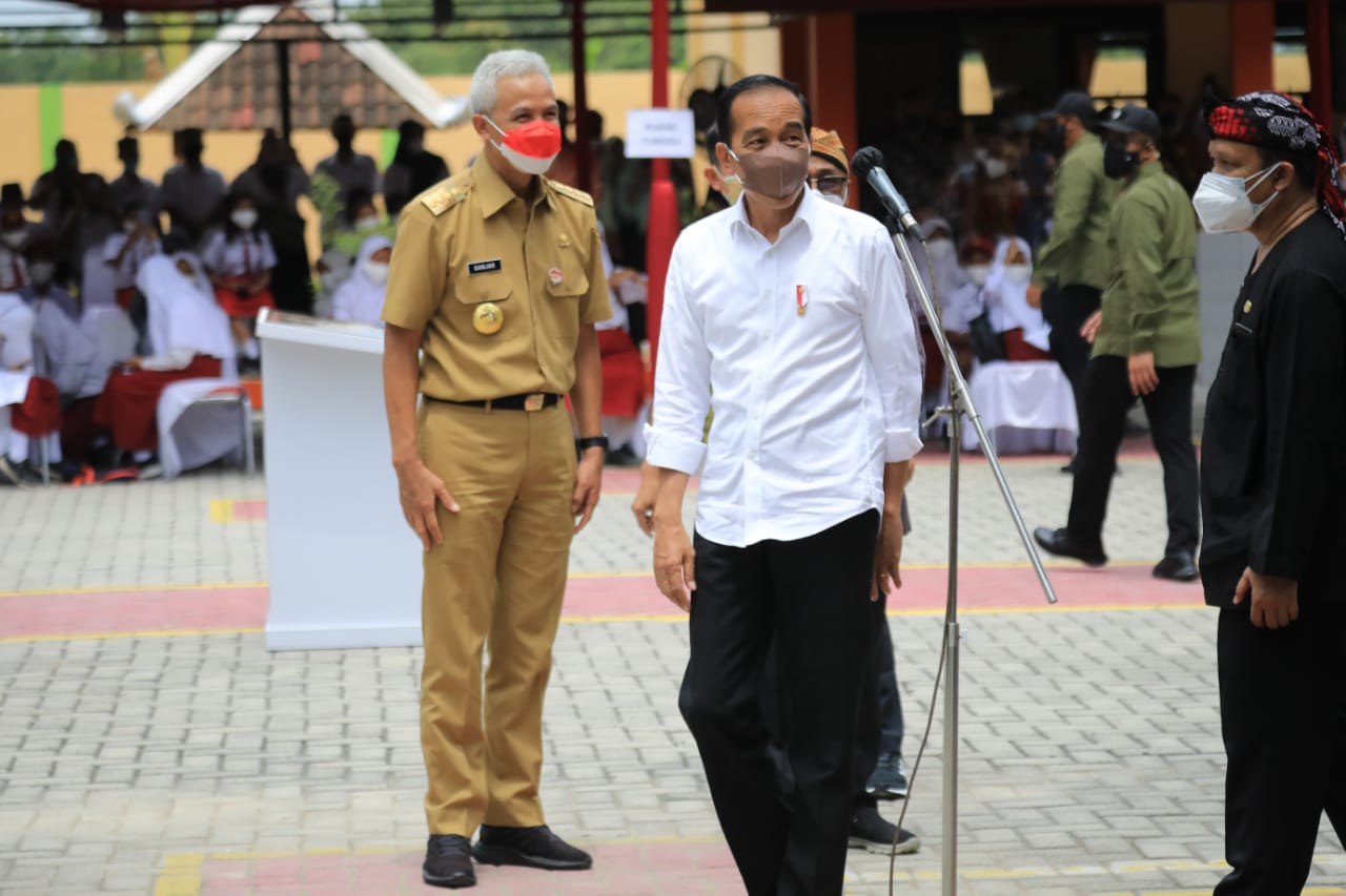 Ganjar Dampingi Jokowi Kunker di Jateng, Warga Malah Teriak Minta Kaos