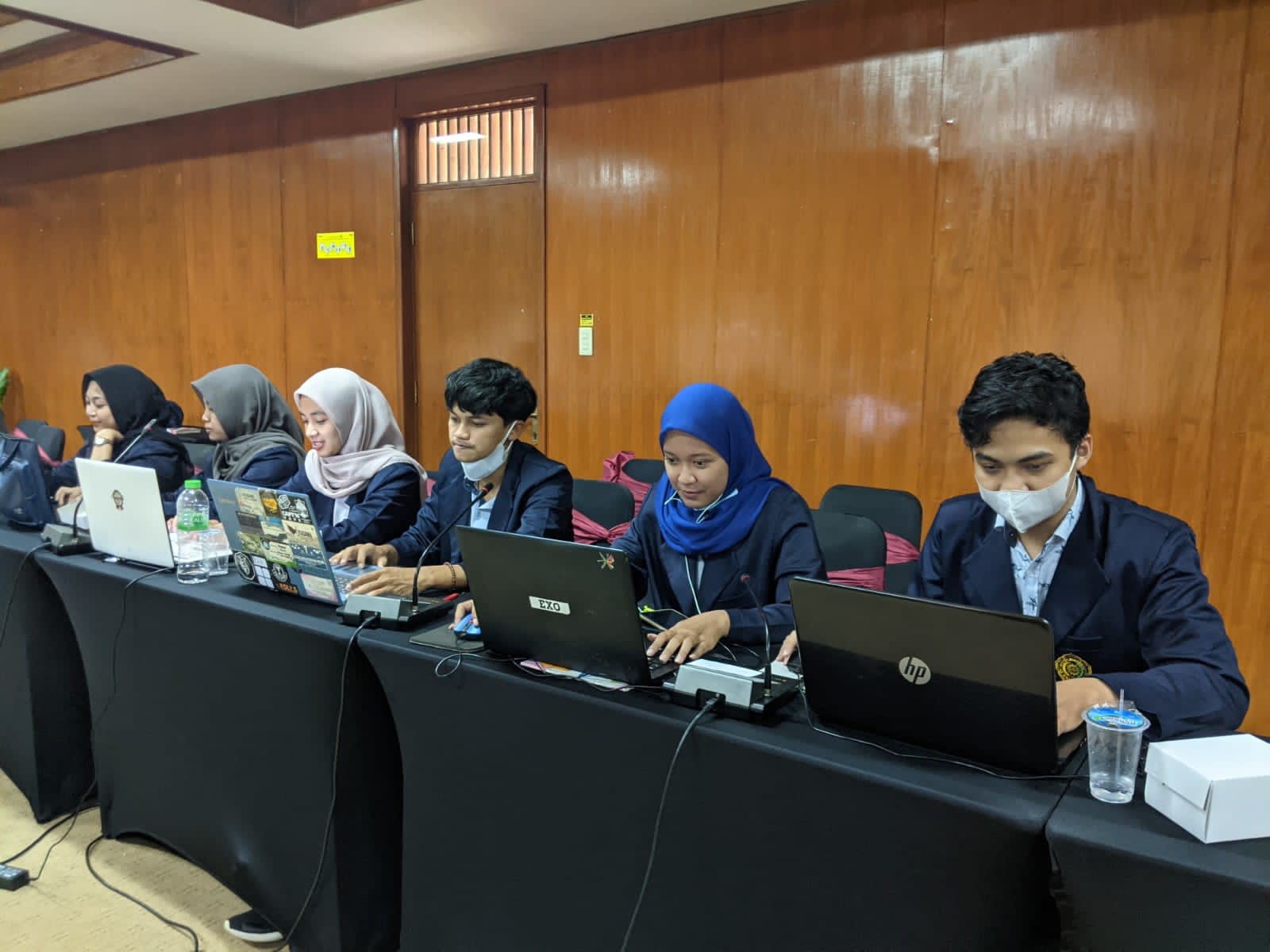 RELAWAN: Kelompok 14 PPMT UNIMMA melakukan input data peserta vaksinasi massal di salah satu kecamatan di Kabupaten Magelang. (foto: ist)