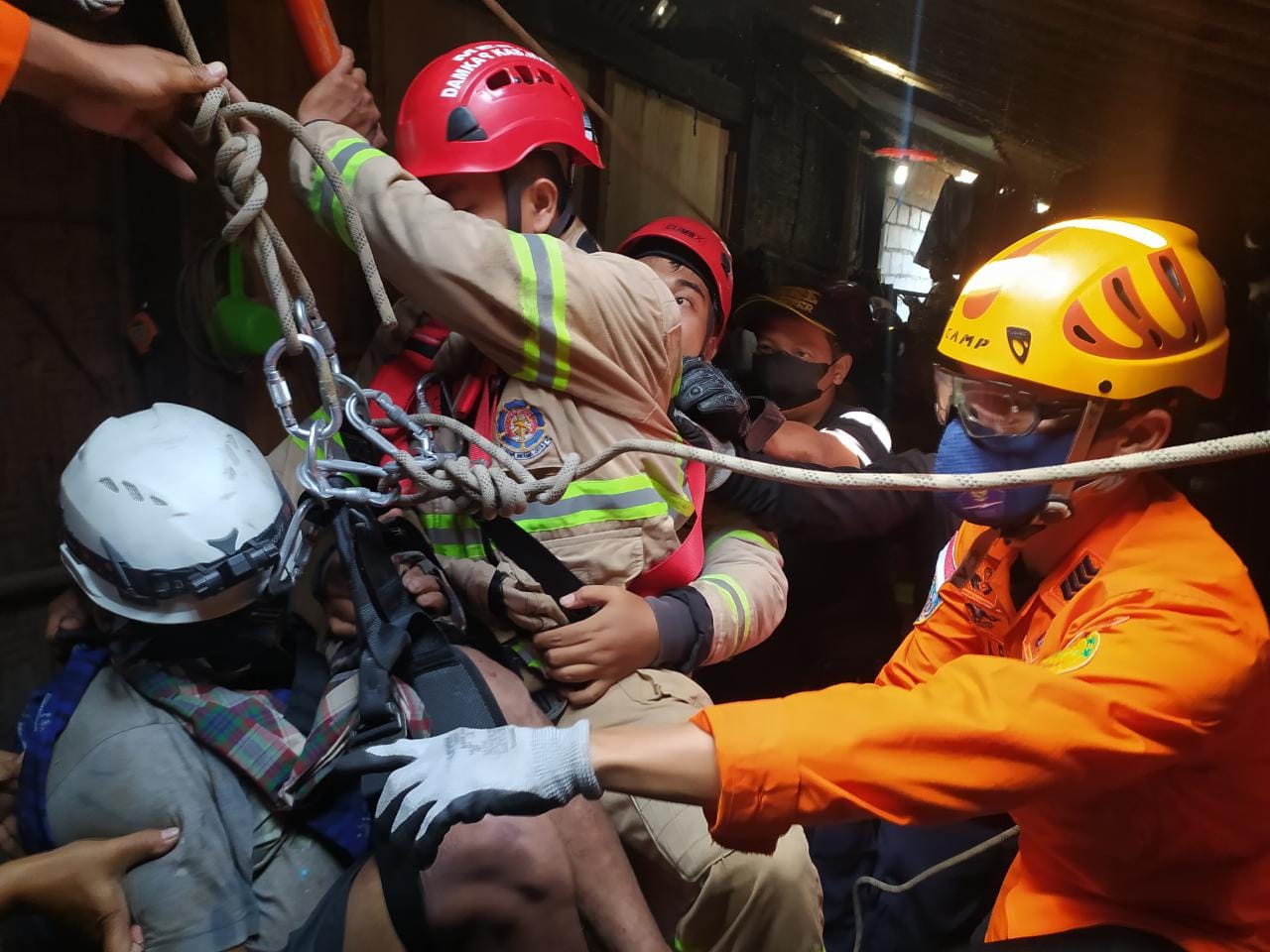Benahi Genteng, Seorang Warga Muntilan Magelang Terpeleset Jatuh Ke Dalam Sumur