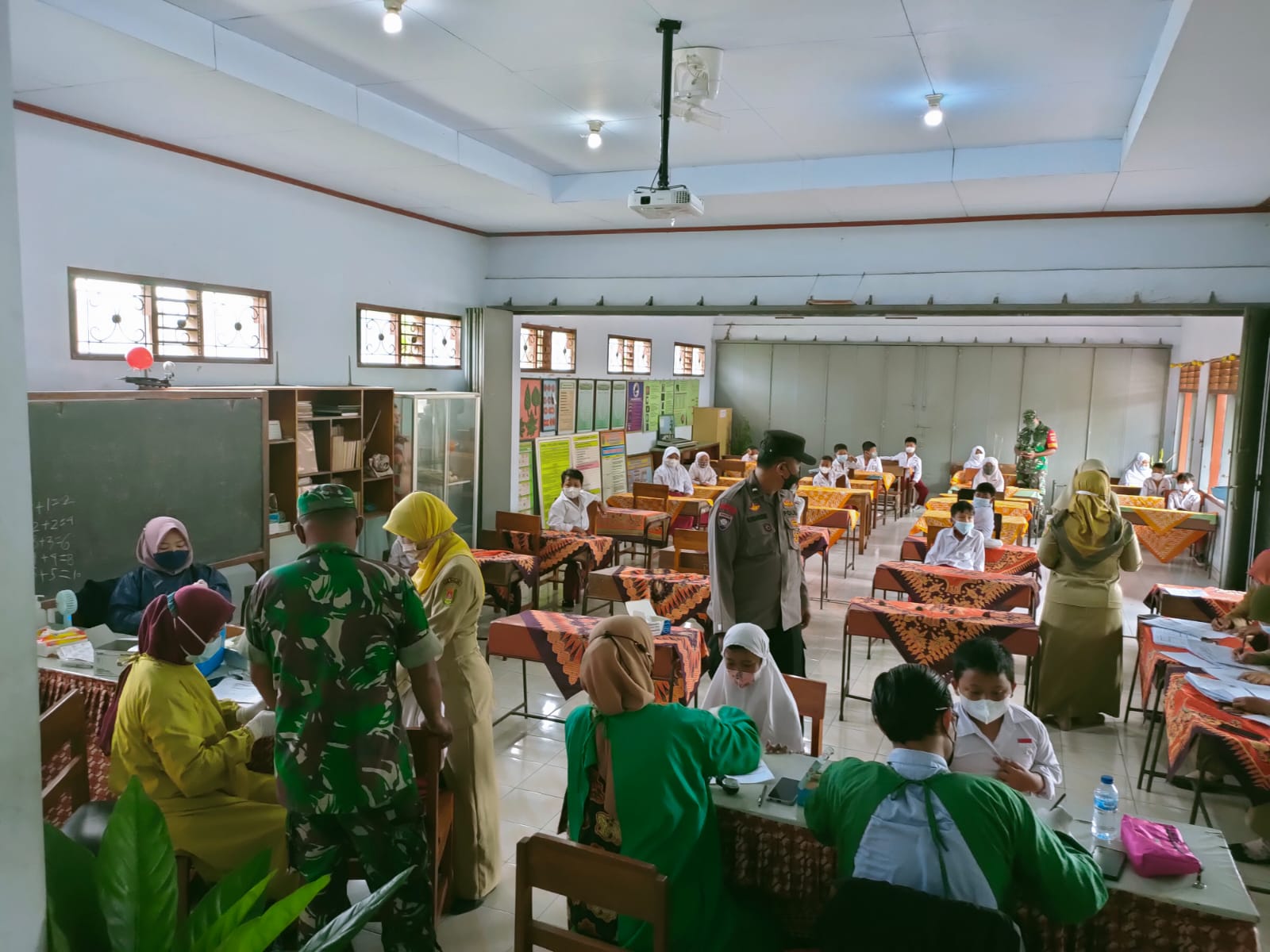 Polres Magelang Gelar Vaksinasi Anak Usia 6-11 Tahun di SD Negeri Gulon 1