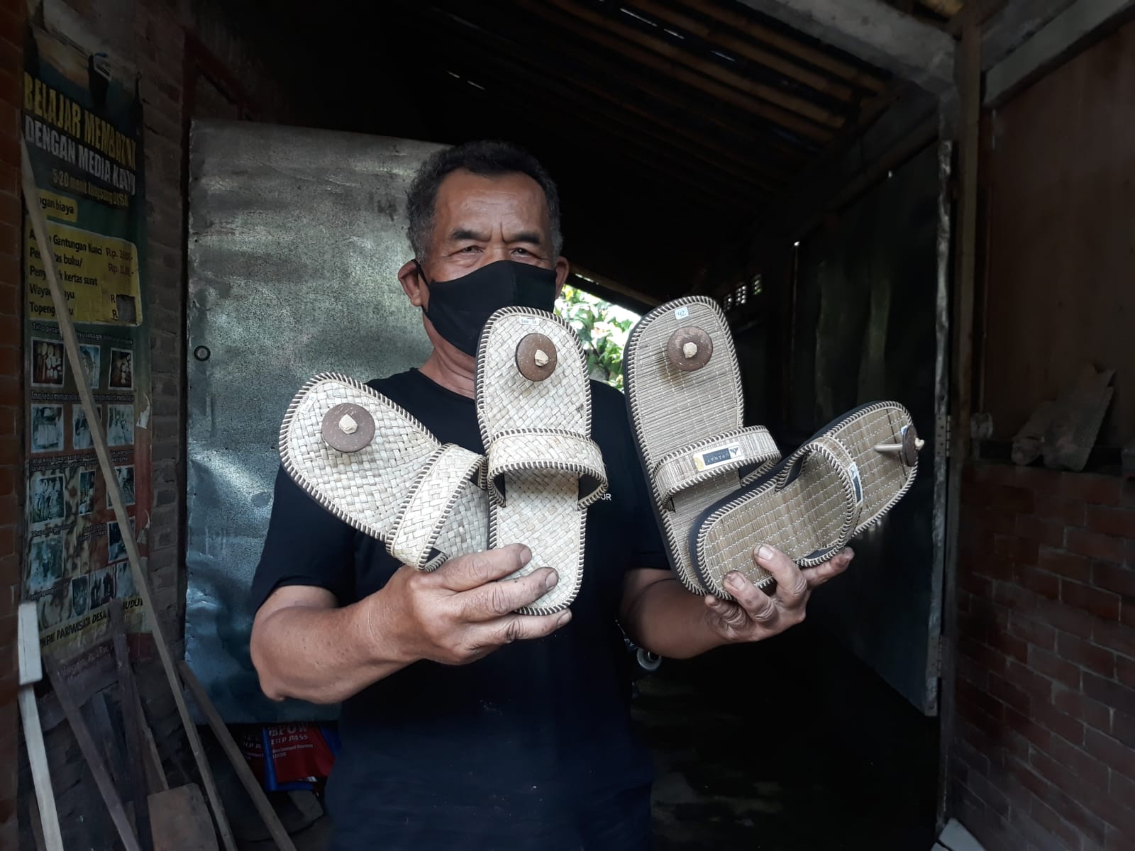 Sandal Upanat Diuji Coba Untuk Naik Candi Borobudur