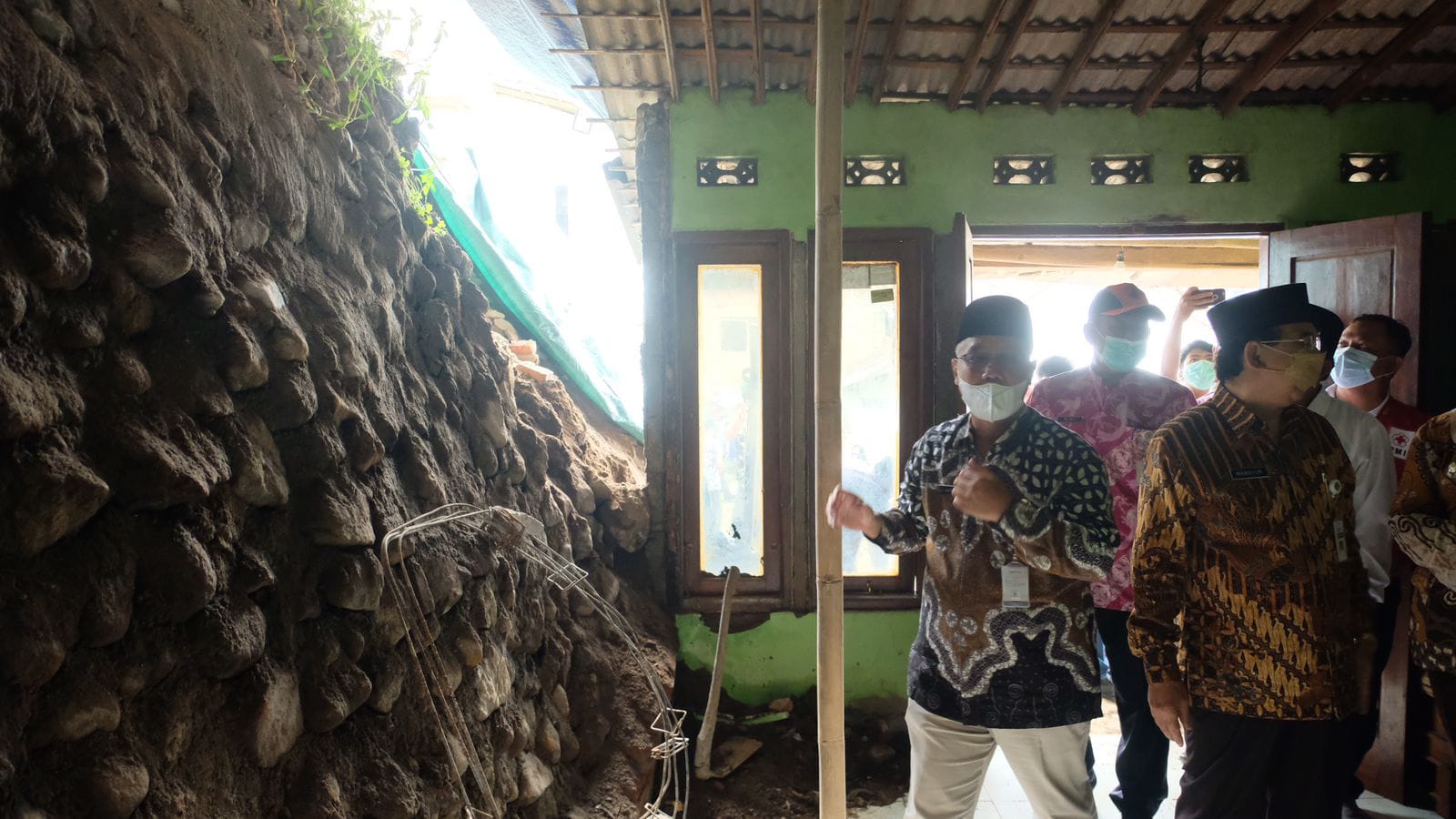 Rumah Warga Rusak Tertimpa Longsor, Wali Kota Magelang Akan Bantu Perbaiki