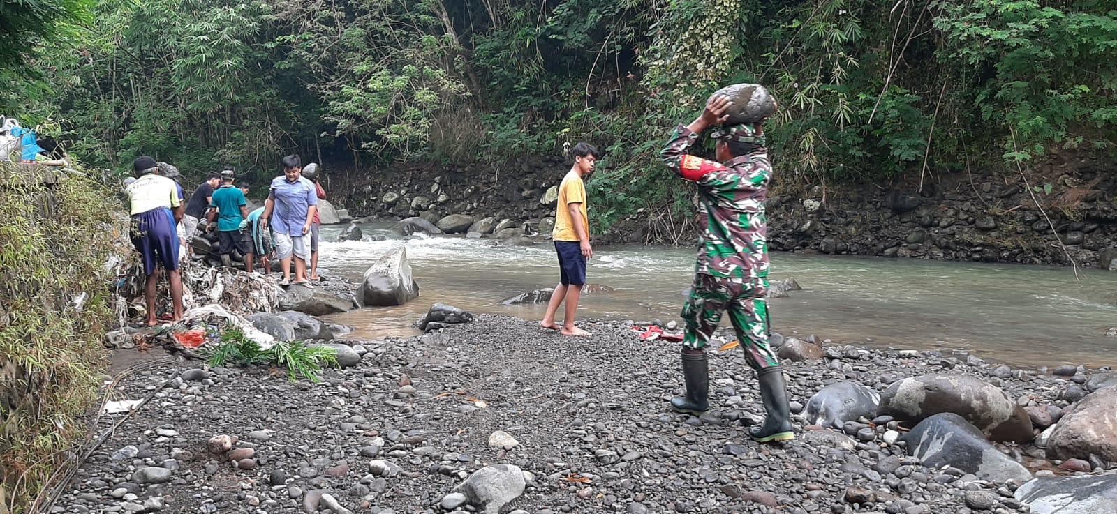 Tanggul Jebol, Babinsa Bersama Warga Lakukan Kerja Bakti di Kali Kanci Bandongan Magelang