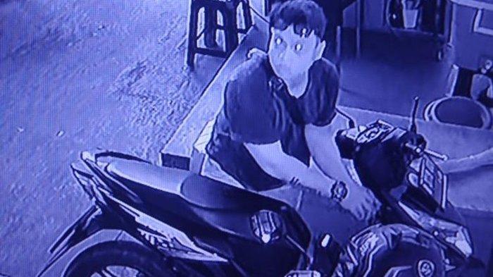 Seorang maling sedang mencuri motor Honda beAT. (gambar: ilustrasi)