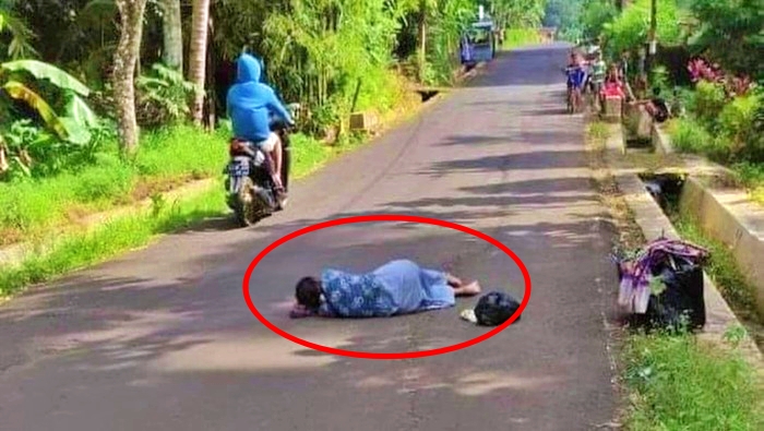emak emak nekat tiduran di tengah jalan viral