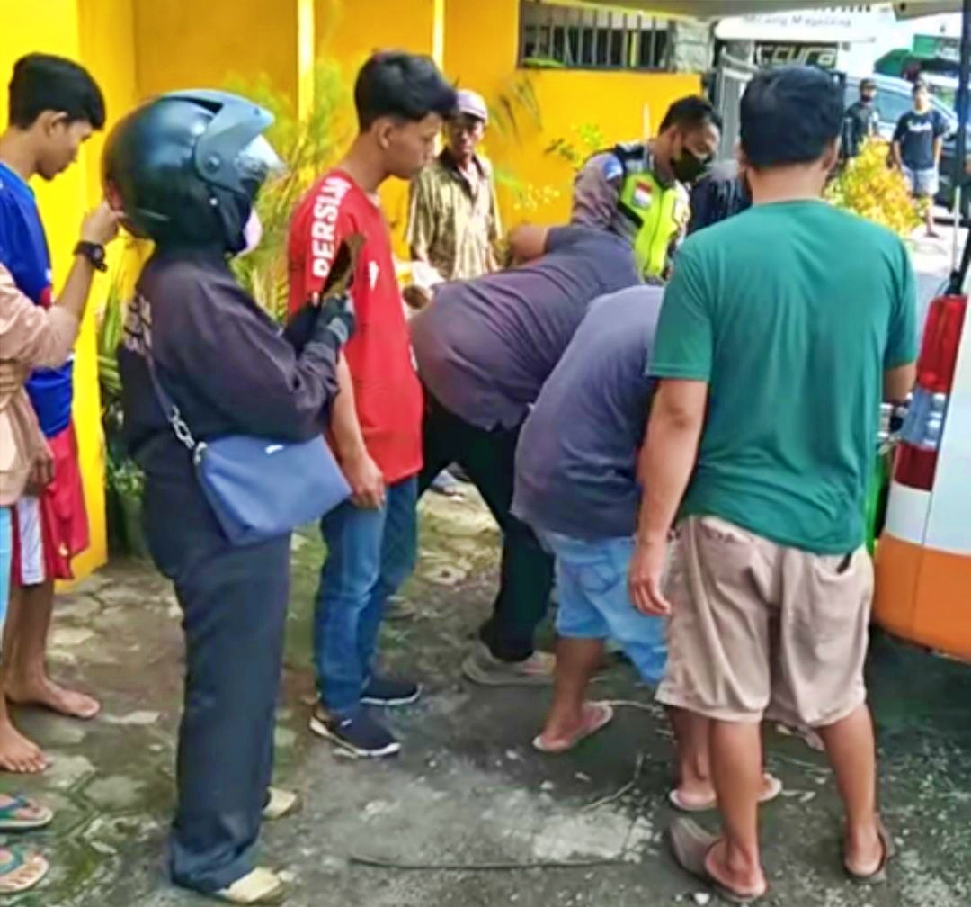 evakuasi korban kecelakaan sepeda motor dengan truk di secang_foto tangkapan layar video