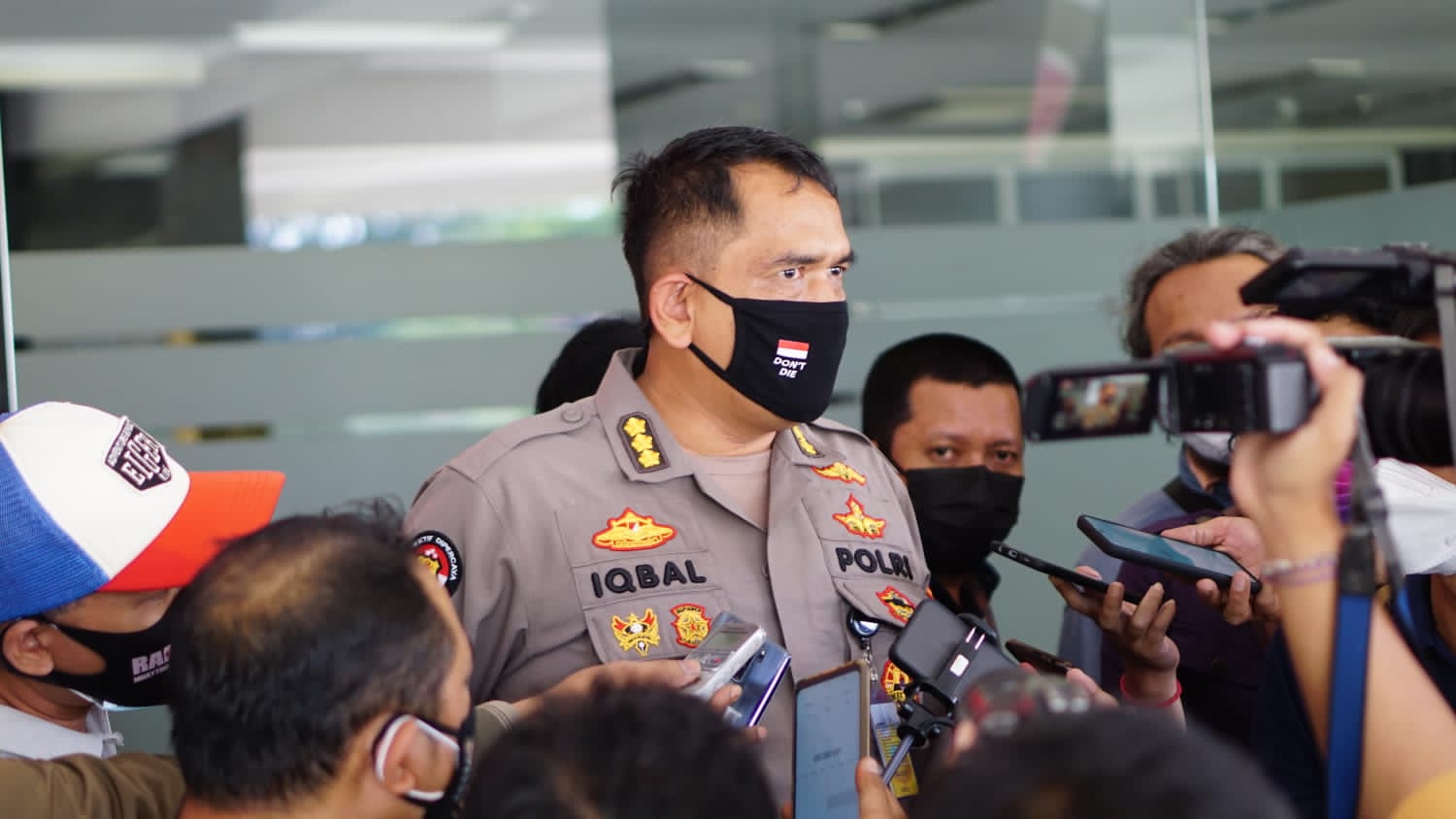 Kombes Pol M Iqbal Alqudusy saat memberikan keterangan pers. (foto: lift)