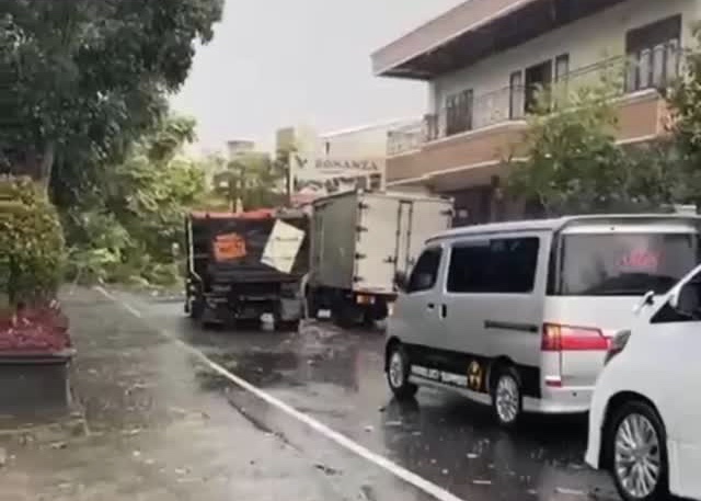 MELINTANG: Pohon roboh di Jalan Magelang-Jogjakarta membuat kemacetan lalu lintas. (foto: ist)