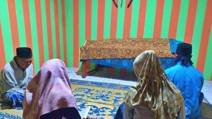 keluarga sedang berdoa di depan jasad seorang anak yang meninggal dunia di Pemalang