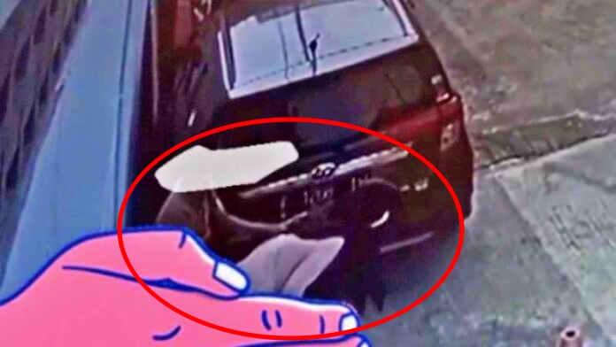 pasangan sejoli berbuat mesuk di belakang mobil terekam CCTV