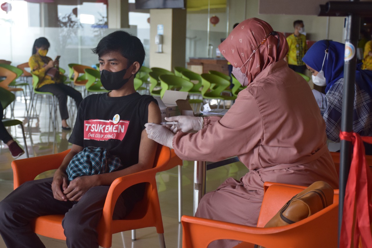 Salah satu peserta yang lolos screening sedang di vaksinasi