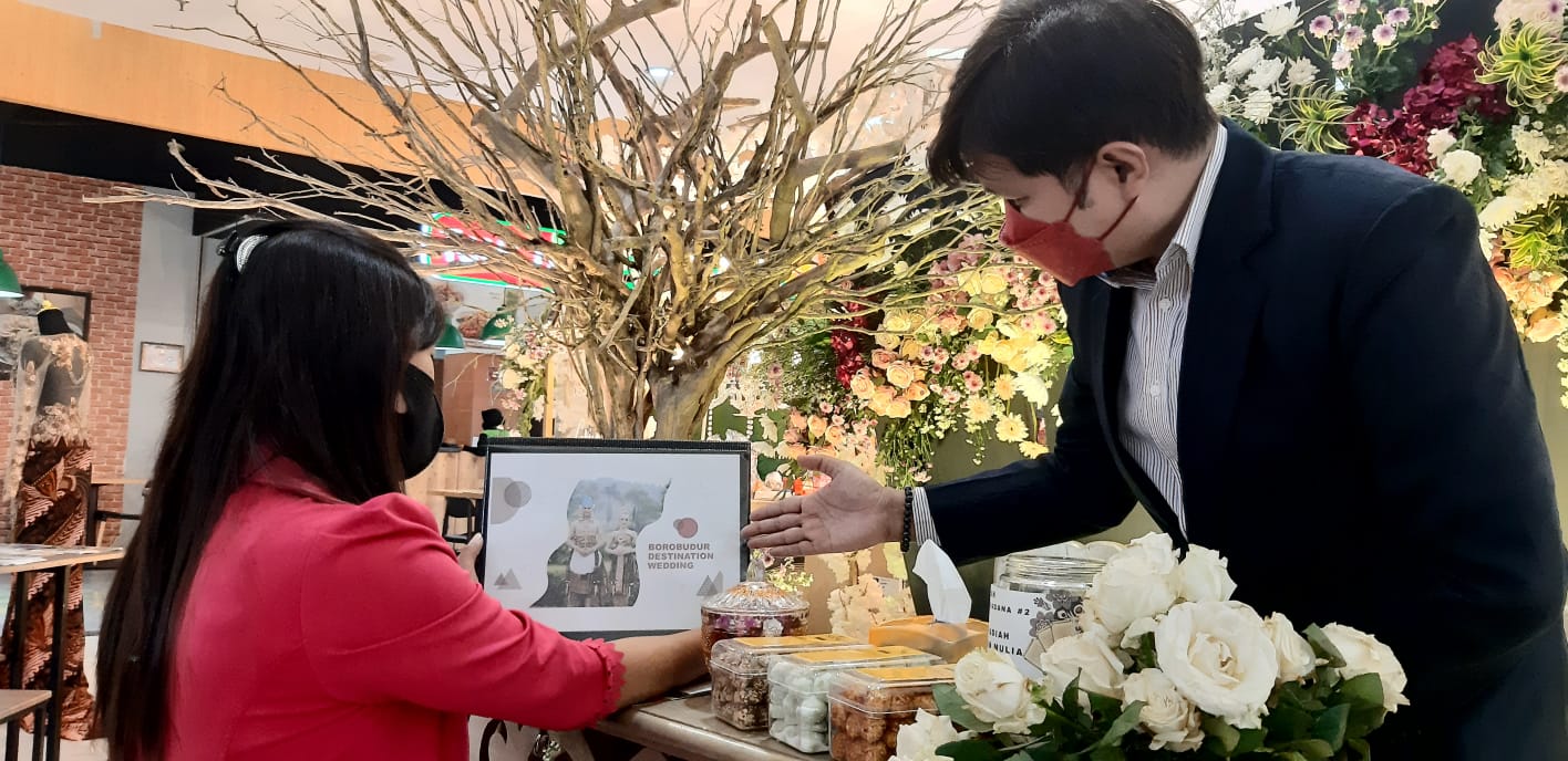 Salah Satu Customer Sedang Berkonsultasi dengan Team WO Di Artos Mall